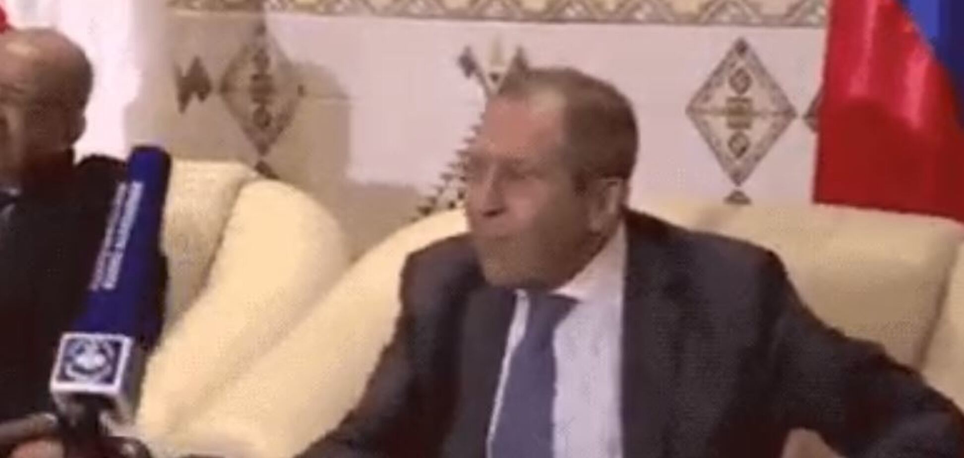 ''Так Путину делает'': Лавров смутил сеть странным жестом. Видео