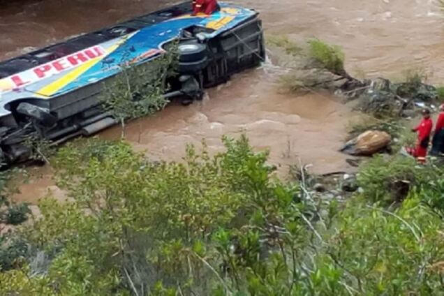  В Перу пассажирский автобус рухнул в реку: фото и видео жуткого ДТП