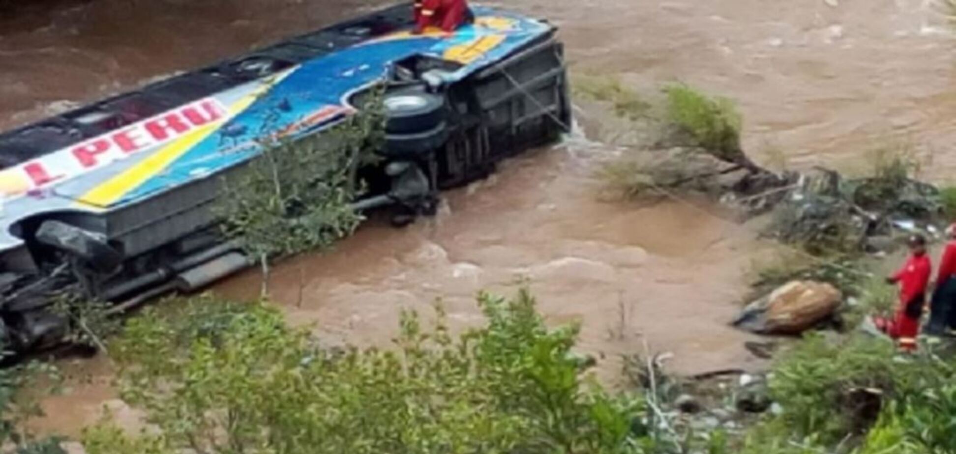 В Перу пассажирский автобус рухнул в реку: фото и видео жуткого ДТП