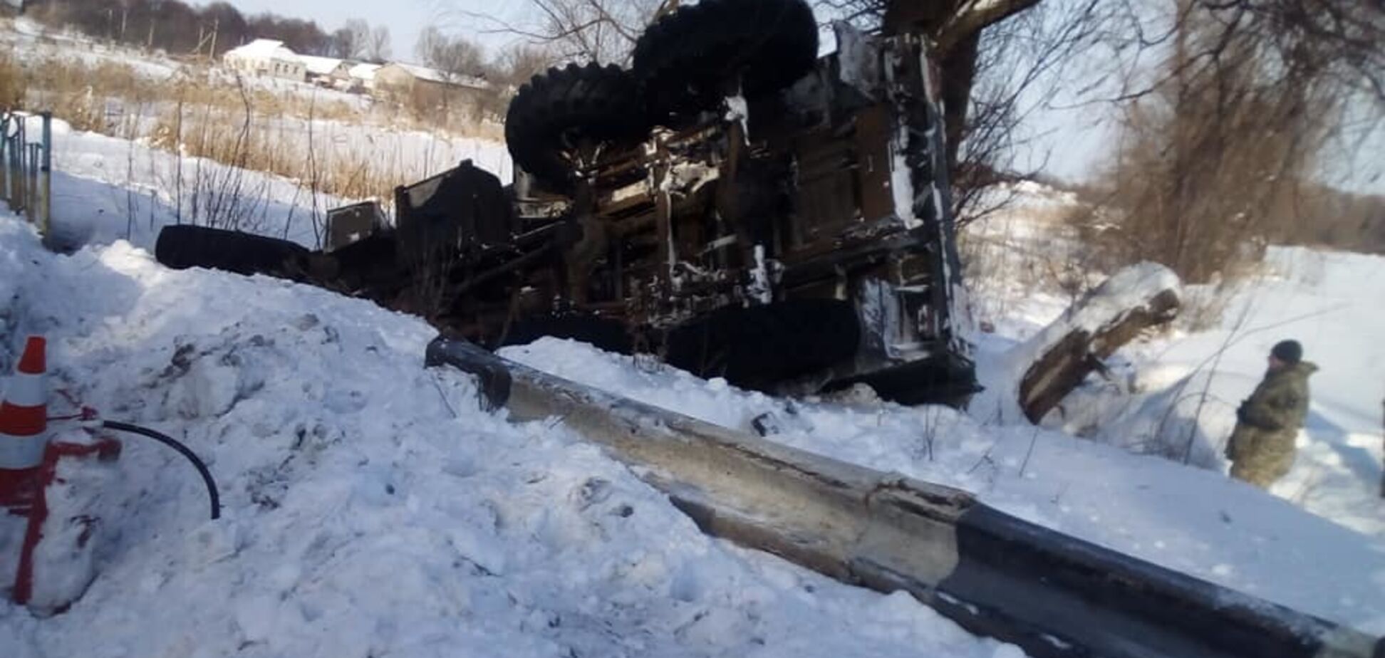 На Черкасщине опрокинулся ''Урал'' с боеприпасами: фото с места ДТП