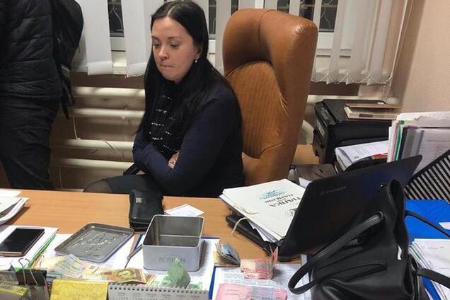 Кума Холодницкого погорела на взятке с поличным: подробности задержания
