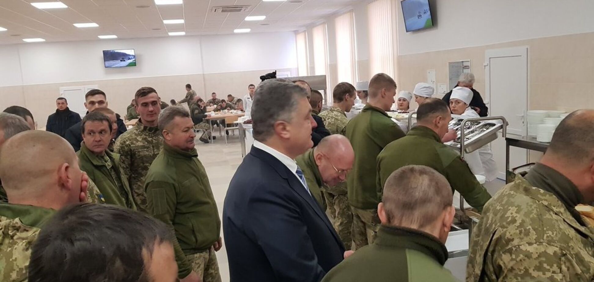 Порошенко засікли в черзі за солдатською їжею: що їв президент. Фотофакт