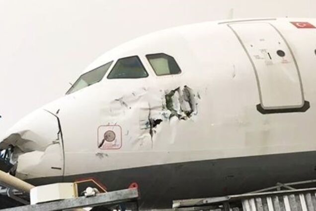 На турецкий аэропорт обрушился мощный смерч: 12 пострадавших