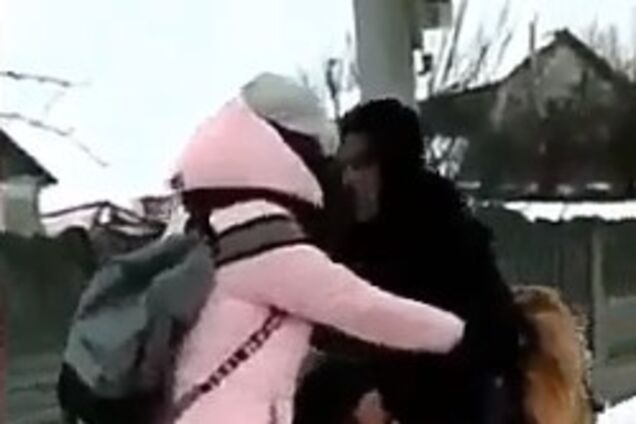 Била ногами в голову: опубліковано нове відео звірячого побиття дівчинки під Києвом. 18+