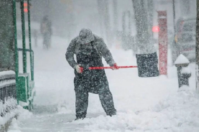Випаде 15 см: синоптики попередили про нову снігову бурю в Україні