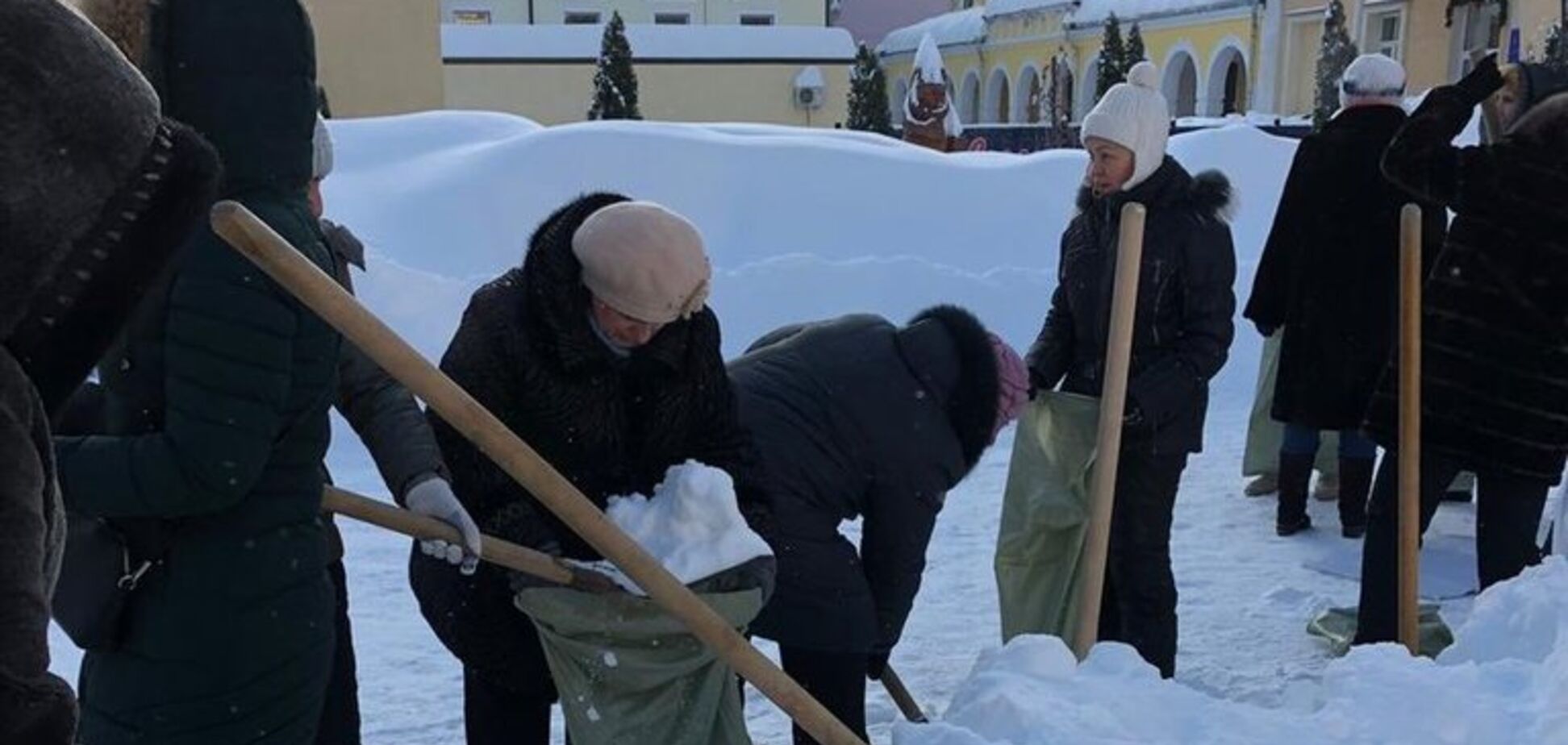 'Путинская стабильность': в России учителей заставили собирать снег в мешки