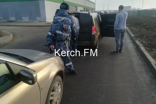 ''Что-то знают?'' На Крымском мосту устроили массовые досмотры