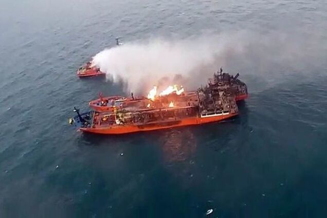 Загроза вибуху: палаючі біля Кримського мосту танкери не вдалося згасити