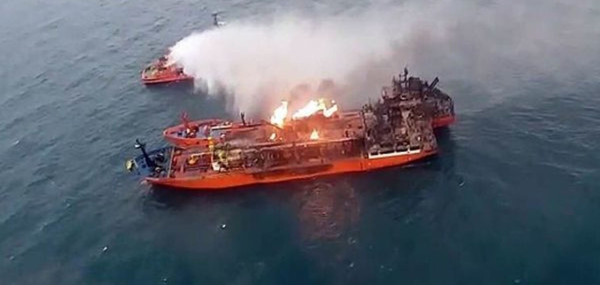 Угроза взрыва: горящие возле Крымского моста танкеры не удалось потушить