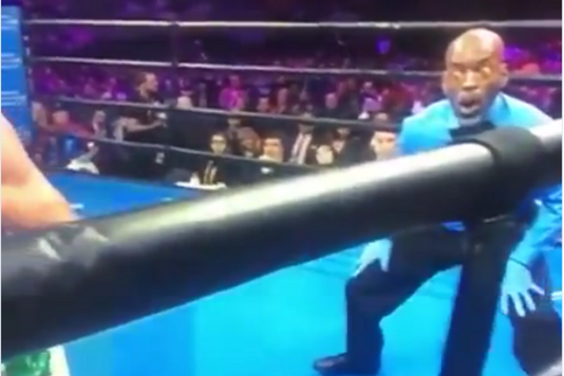 ''Суддя-зомбі'' на боксерському бою ''суперчемпіона'' вразив інтернет