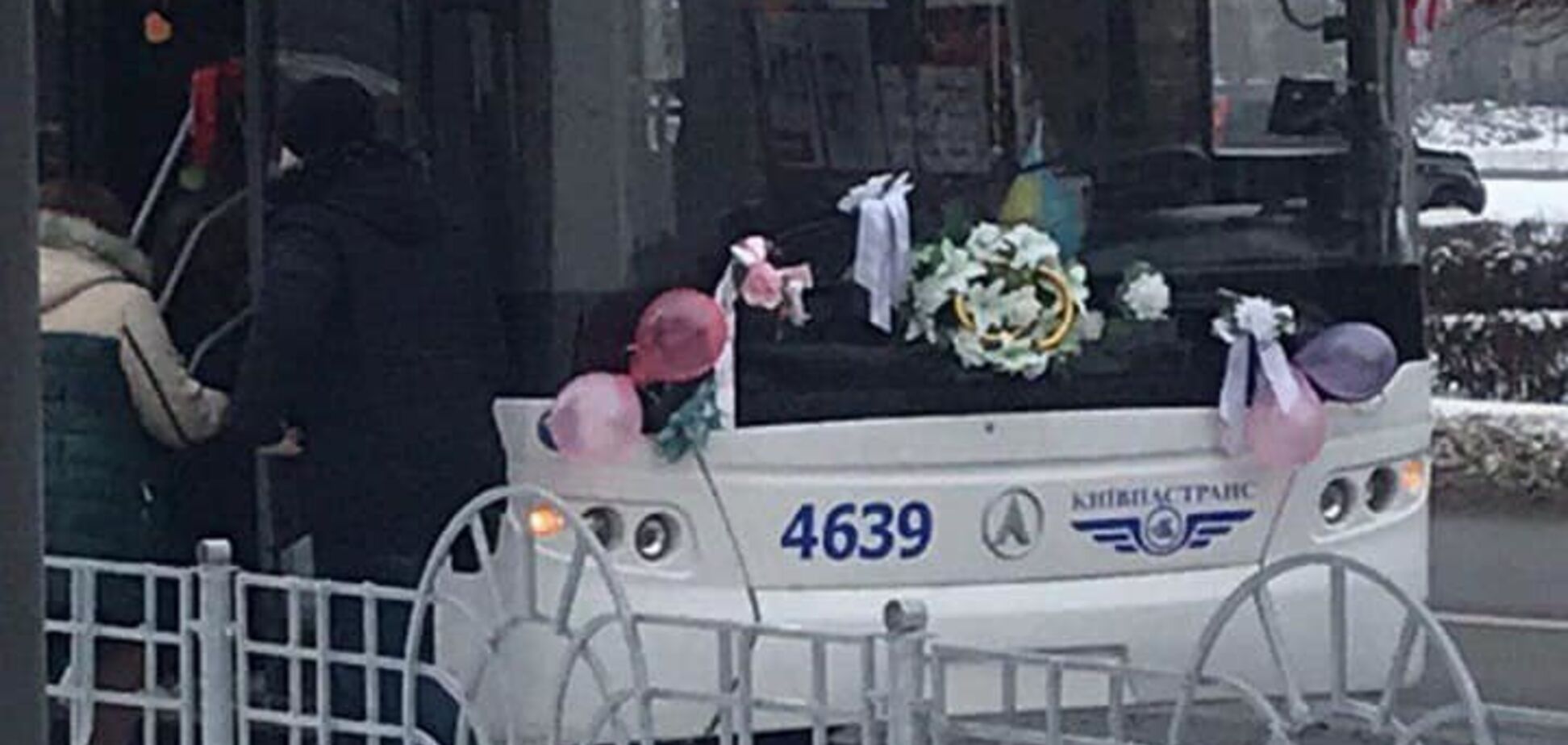 Свадебный 'кортеж' в Киеве впечатлил сеть