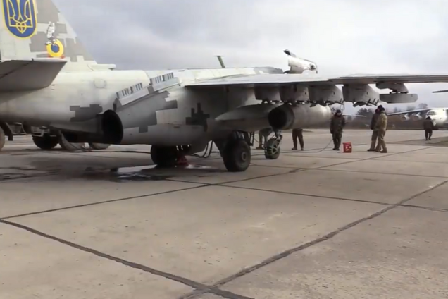 Боевая авиация ВСУ провела учения над Азовом: зрелищное видео