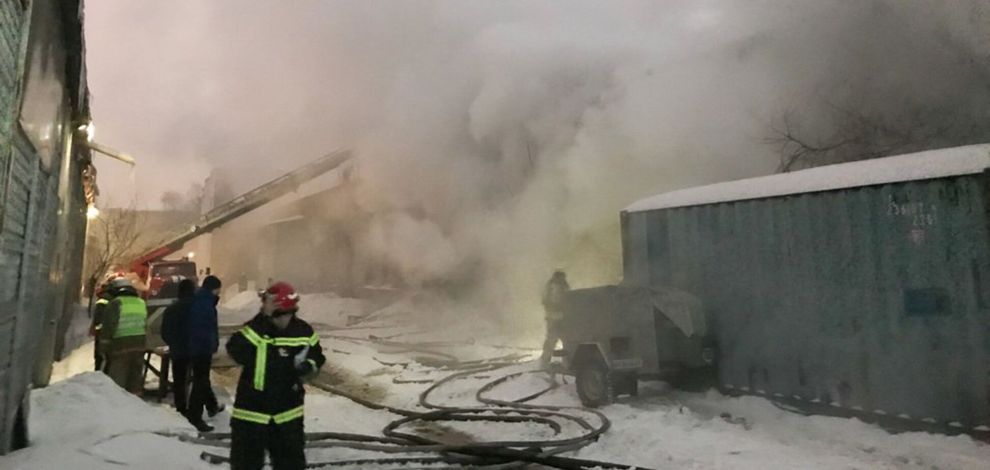 В Киеве масштабный пожар охватил завод: подробности и видео