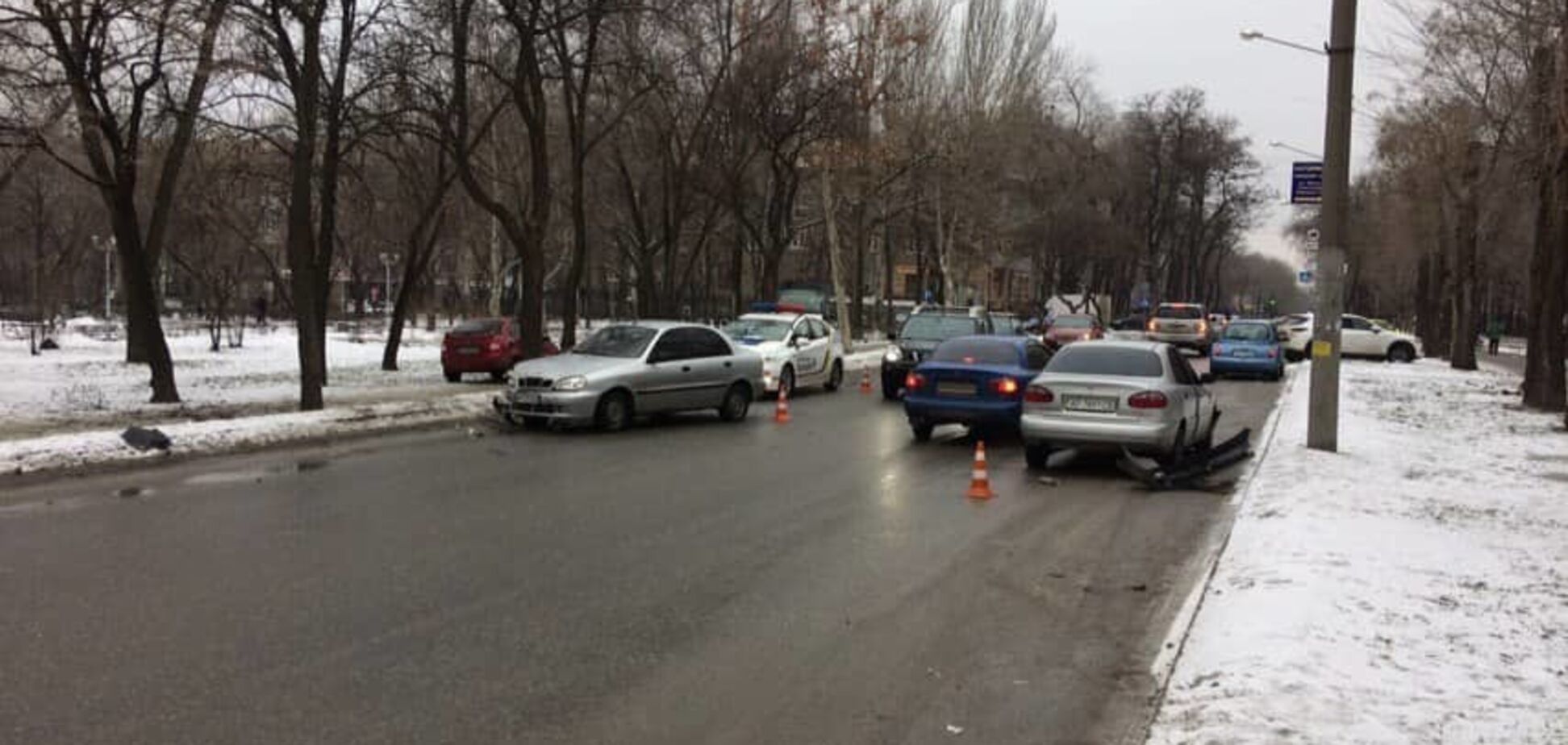В центре Запорожья столкнулись три автомобиля