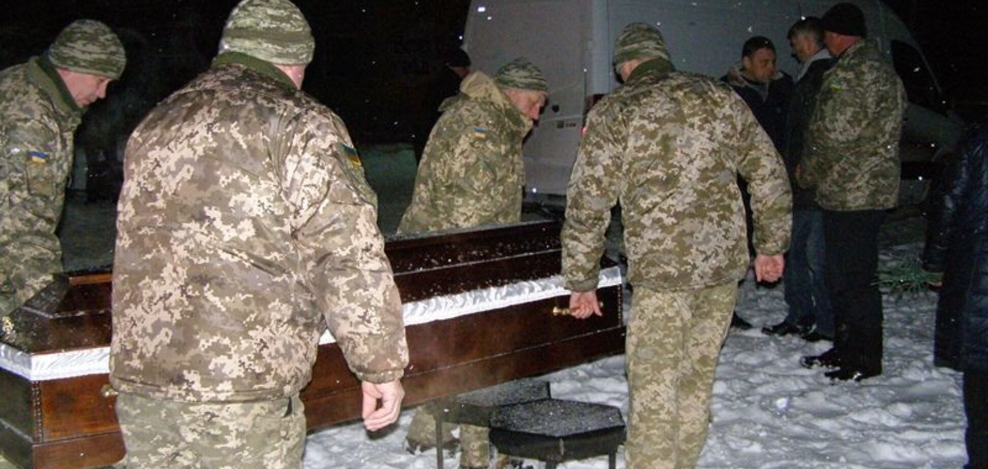 На Донбасі в один день загинули двоє бійців: героїв проводжали, стоячи на колінах. Фото