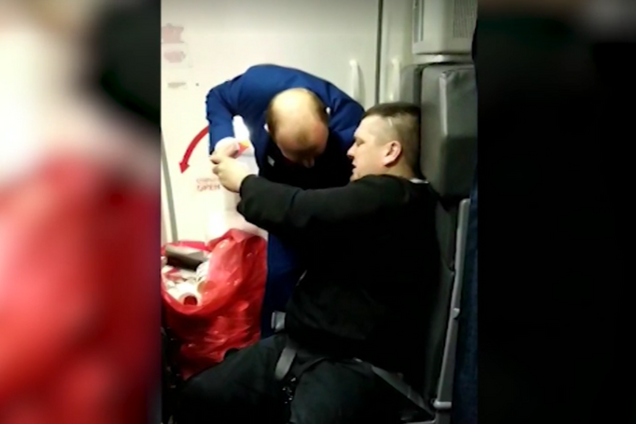 Росіянин влаштував п'яний дебош у літаку по дорозі на курорт: ганебне відео