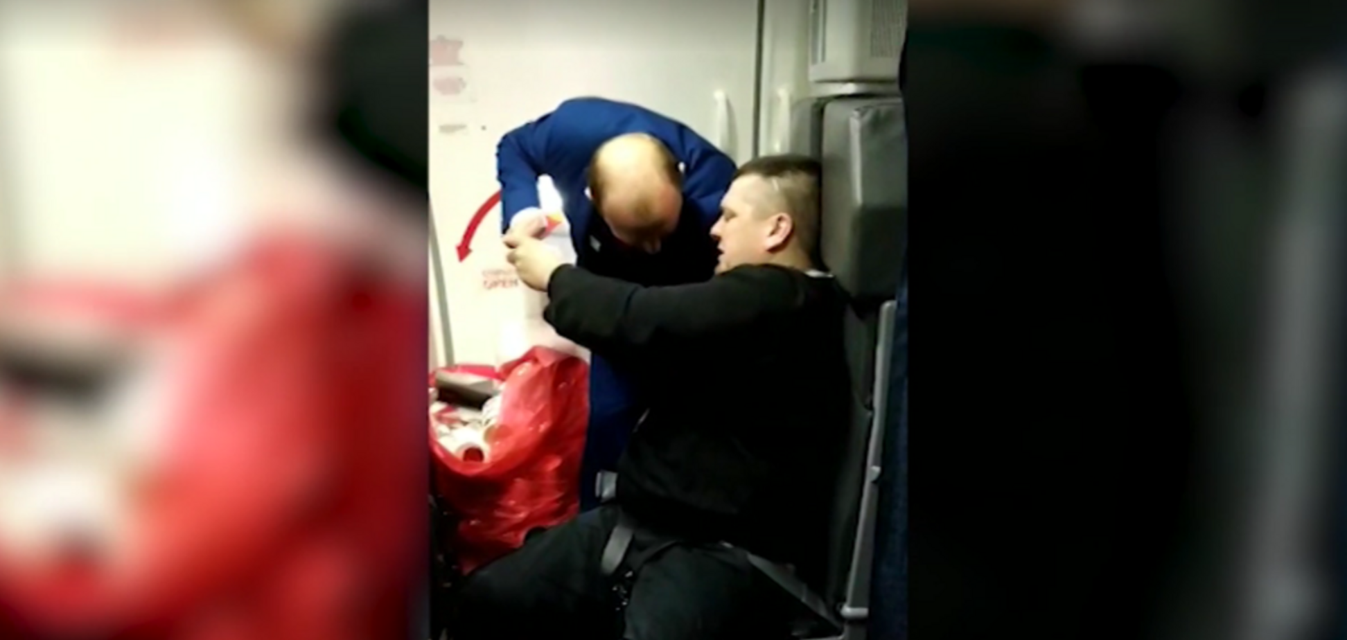 Россиянин устроил пьяный дебош в самолете по пути на курорт: позорное видео