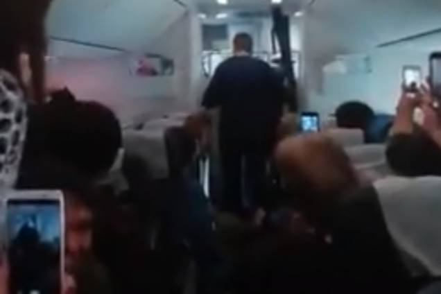 Нова НП на борту: в Росії екстрено сів пасажирський літак. Перше відео з салону