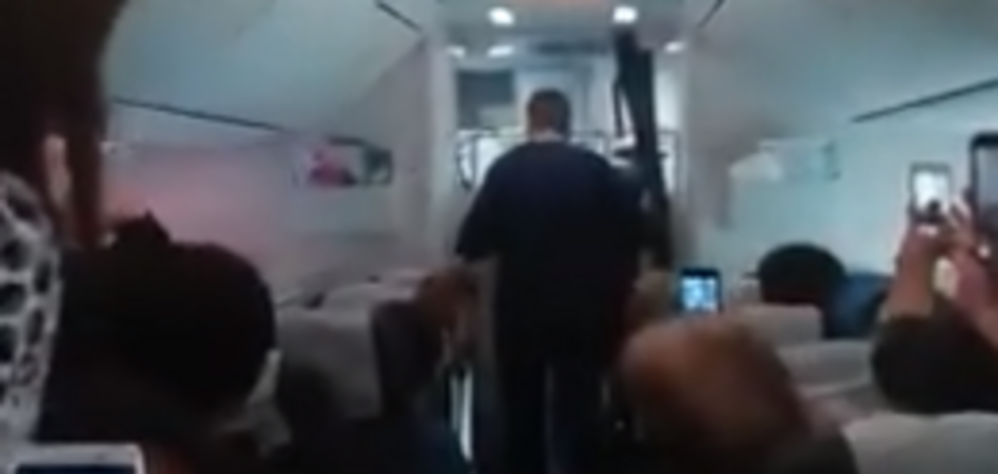 Нова НП на борту: в Росії екстрено сів пасажирський літак. Перше відео з салону