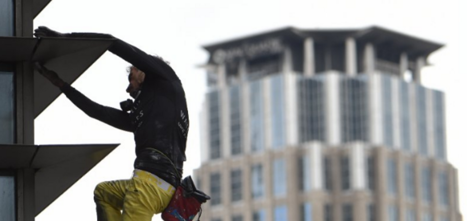 56-річний ''Людина-павук'' видерся на 47-поверхову вежу в Манілі