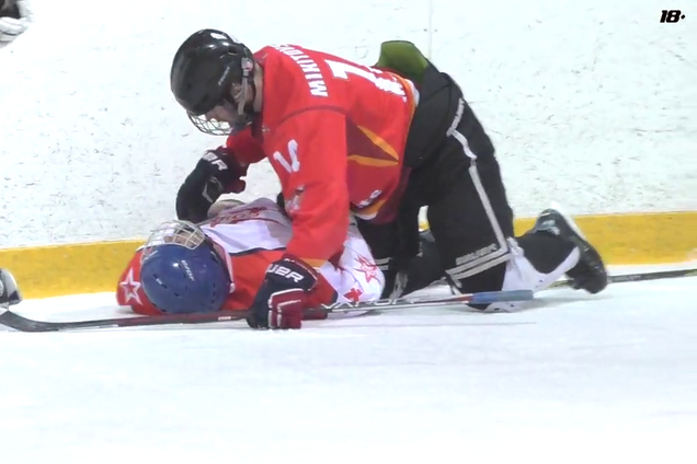 Не дихав хвилину: порятунок хокеїста в Росії потрапив на відео