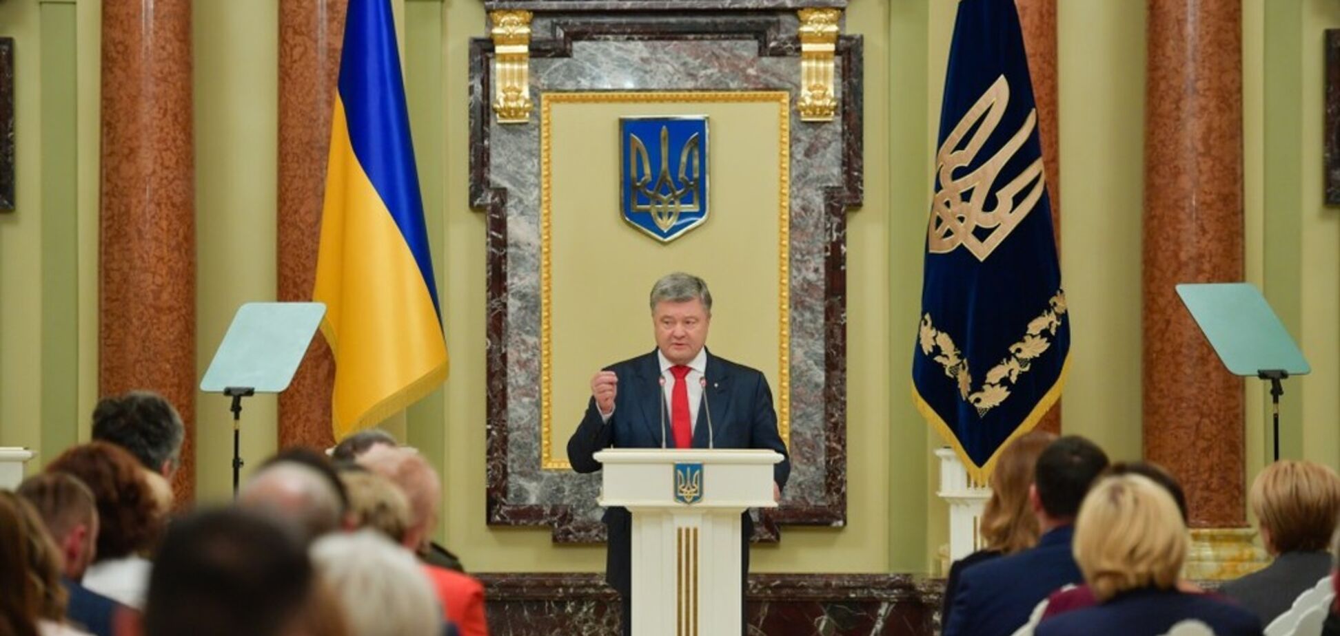 Война и религия: Порошенко показал, какими книгами вдохновлялся в 2018 году