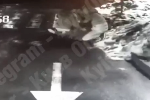Жестокое убийство сотрудника УГО в центре Киева попало на видео