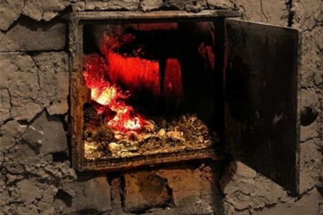 Обвуглене тіло знайшли в печі: в Росії дідусь із бабусею заживо спалили однорічного онука