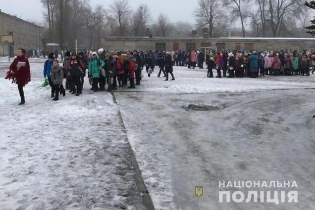У Кривому Розі екстрено евакуювали учнів із шести шкіл: поліція розповіла, в чому справа