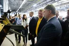 Петро Порошенко і Макс Поляков під час візиту в R&D-центр Firefly