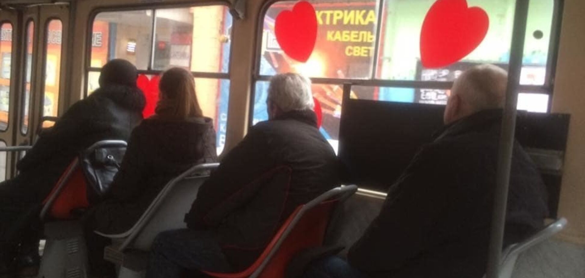 В центре Киева заметили трамвай в сердечках: опубликовано фото