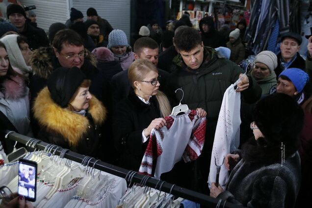 Тимошенко купила сало и вышиванки на рынке в Чернигове