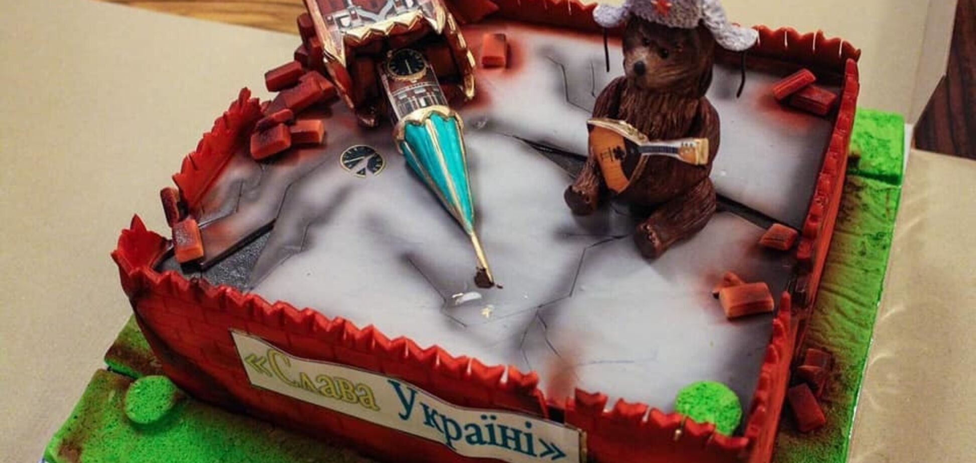 ''Рука УПА над Спасской башней'': украинский министр съел ''разваленный Кремль'', в России разразились проклятиями. Фото