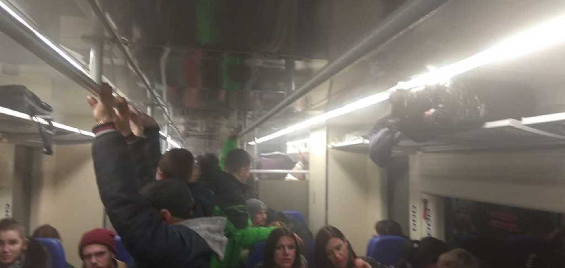 Експрес 'Київ-Бориспіль' задимівся під час поїздки: фото пасажирів