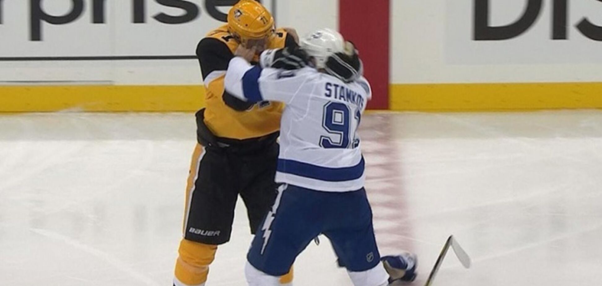 На $18 млн: россиянин устроил самую дорогую драку в истории НХЛ — момент попал на видео