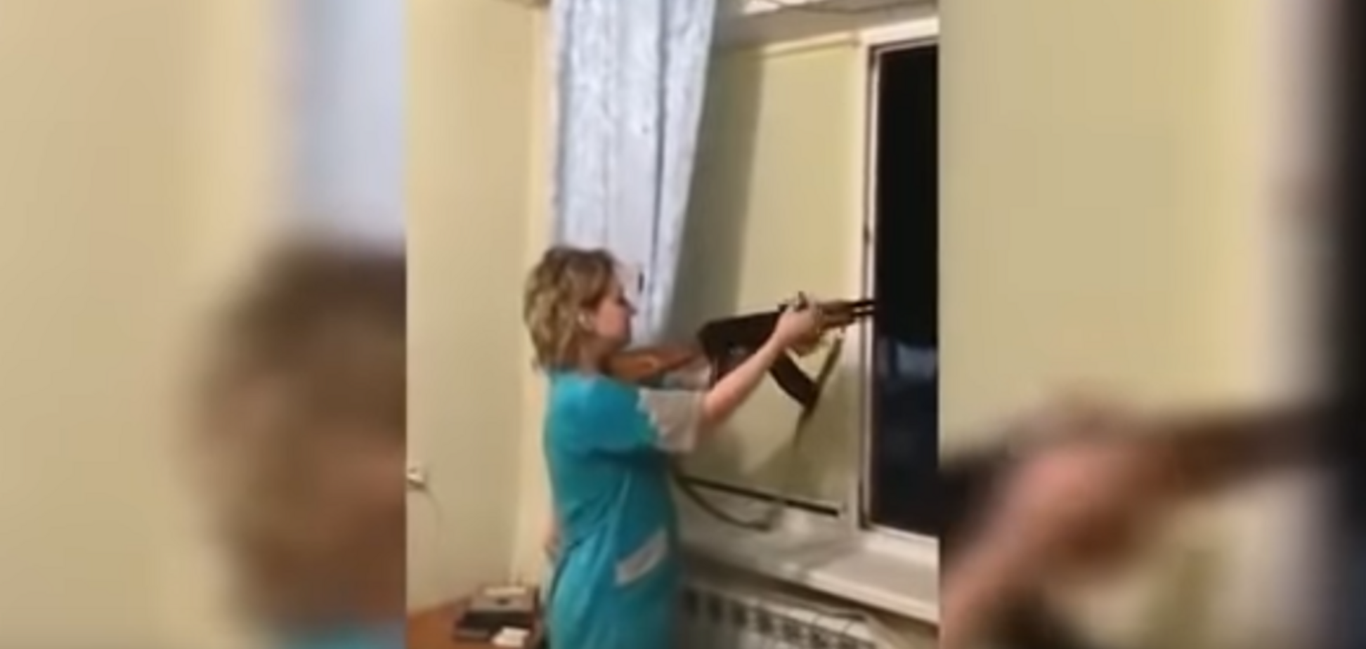 ''З Новим роком!'' Домогосподарка ''ДНР'' з автоматом влаштувала ''святкову'' стрілянину з вікна. Відео