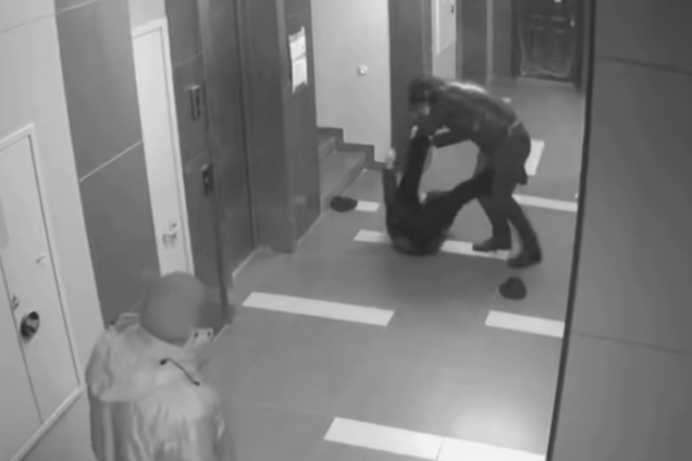 В Киеве жильцы многоэтажки с дракой задержали домушника. Видео