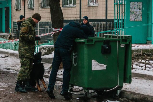 Полуобнаженную сложили в чемодан: в Днепре в мусорном баке нашли труп девушки. Фото и видео 18+
