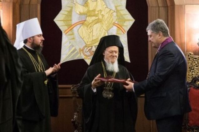 Порошенко присвоил высокую награду Варфоломею за Томос Украине