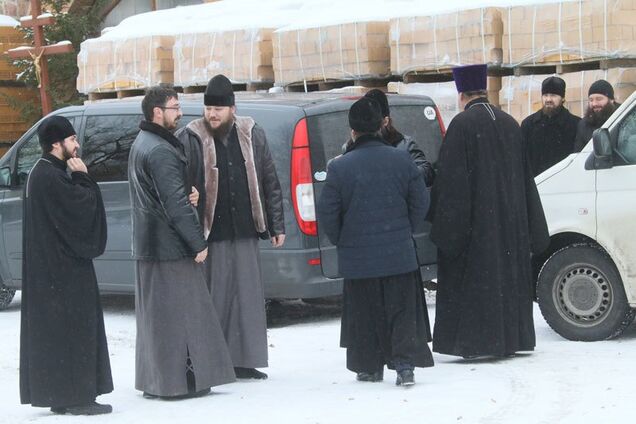 'Уйдите вон!' В Виннице на журналистов напали возле церкви УПЦ МП: фото и видео с места событий