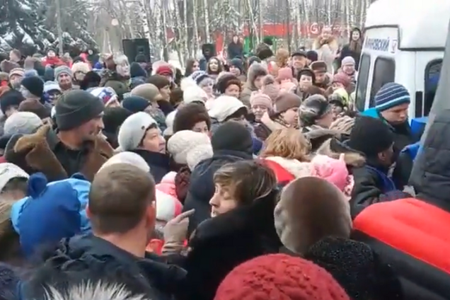 ''Детей подавили!'' В России устроили побоище из-за бесплатных конфет 