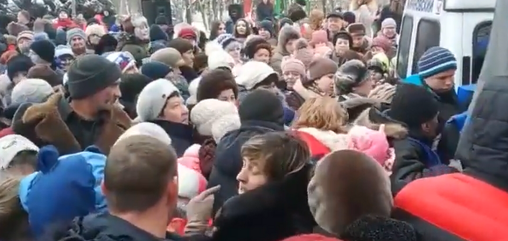 ''Детей подавили!'' В России устроили побоище из-за бесплатных конфет