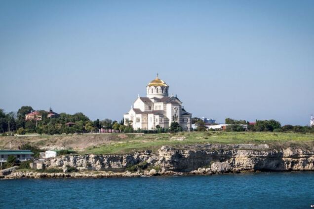 ''Помолитесь возле ограды'': крымчан не пускают в храм в Святвечер