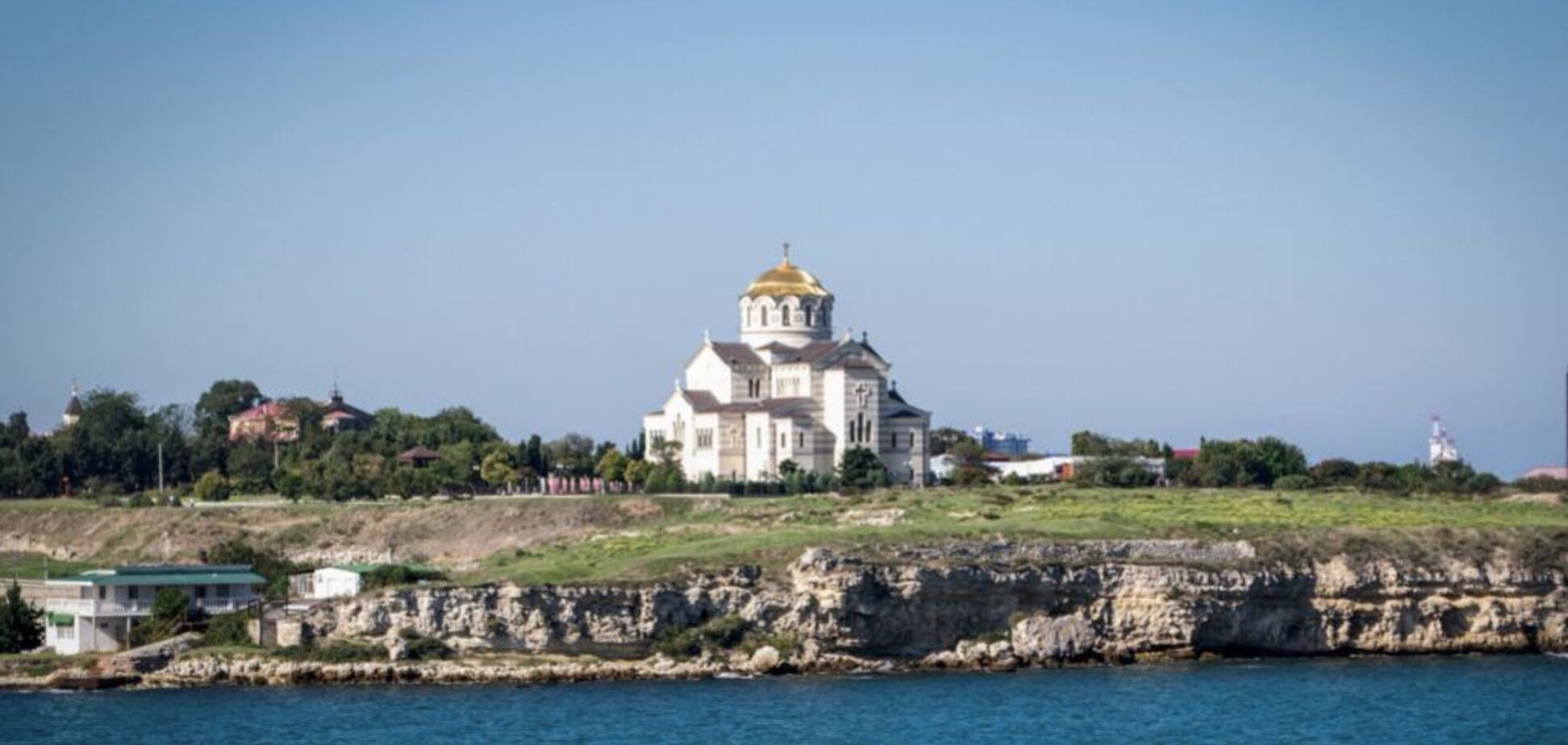 ''Помолитеся біля огорожі''': кримчан не пускають до храму на Святвечір