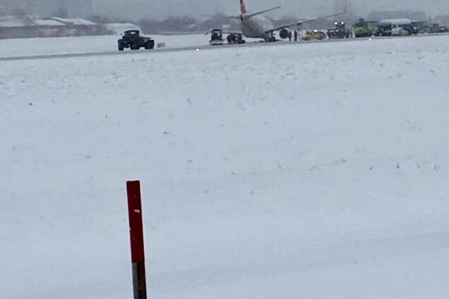 Во Львове произошло ЧП с пассажирским самолетом: фото с места событий