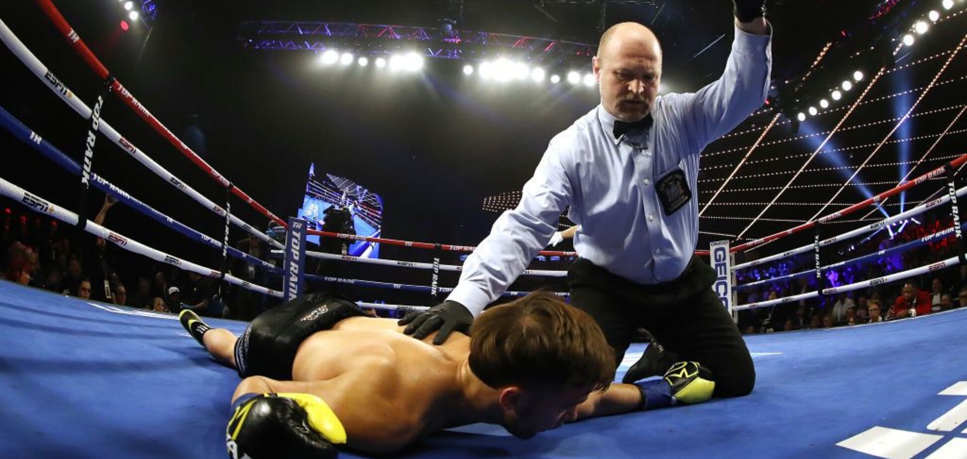 Відомий американський боксер відправив суперника в жахливий ''стоячий'' нокаут