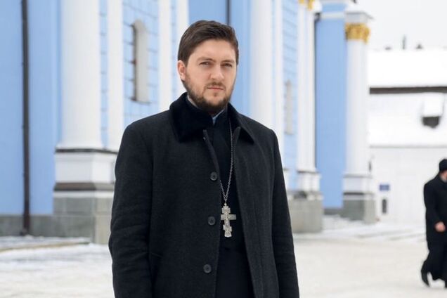Бив у дзвони, коли громили Майдан: з'явилося знакове фото священика з Томосом