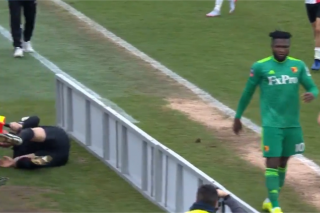 Футболіст на матчі в Англії викинув арбітра за рекламний щит