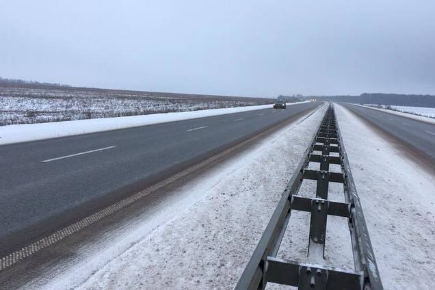 В двух областях Украины перекрыли дороги: что случилось