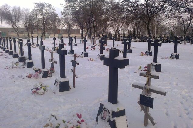 Кладбище растет: на Донбассе показали могилы соратников убитого главаря ''ЛНР''